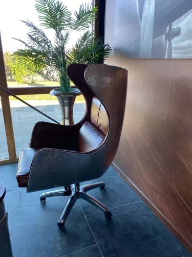 Einzigartig und handgefertigt  Flugzeugstuhl Eddison 77x91x106cm